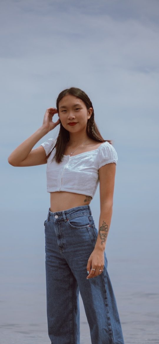 ft App 主页界面截图：顶部分类标签横向排列，下方是按时间排序的内容卡片，每张卡片带浅色图标与简短标题，背景是米白色